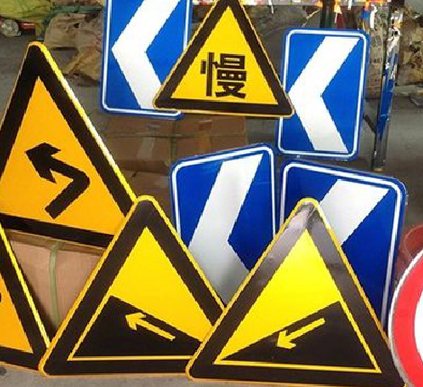 小金标识标牌中颜色的确定是很重要的。